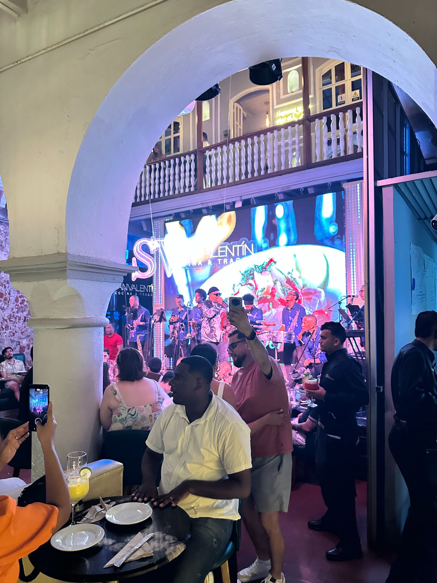 ¿Qué hacer de noche en Cartagena? Una mesa, buena música y un plan en SanValentín